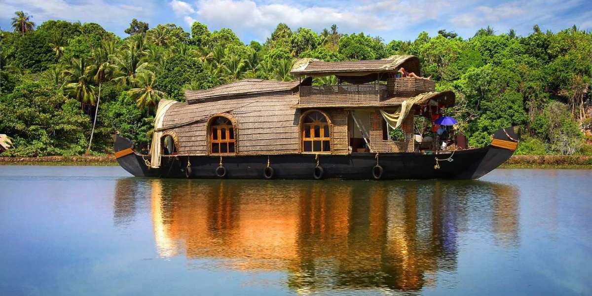 Exploring Alleppey's Backwaters: Must-See Destinations from Your House Boat
